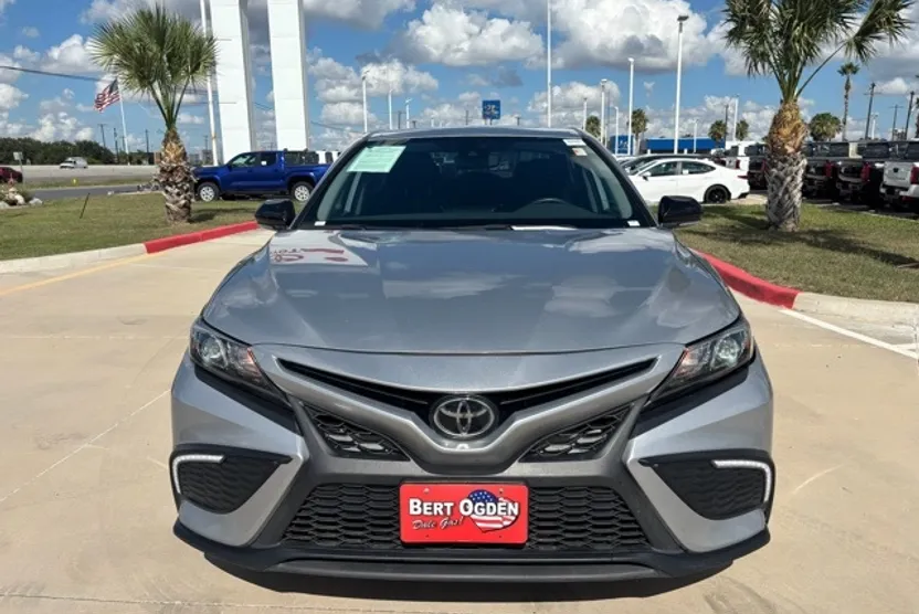 2022 Toyota Camry SE photo 1