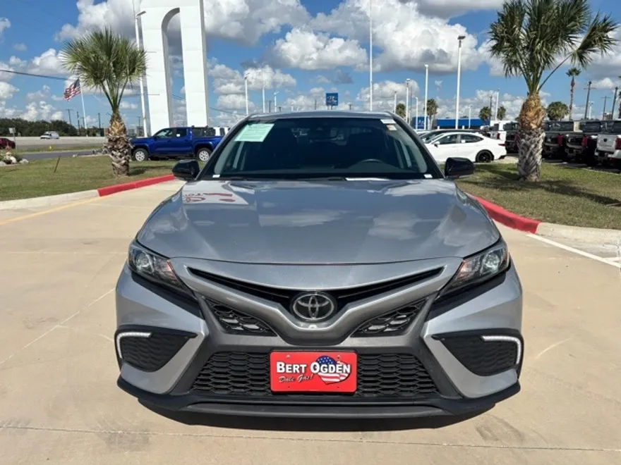 2022 Toyota Camry SE photo 1
