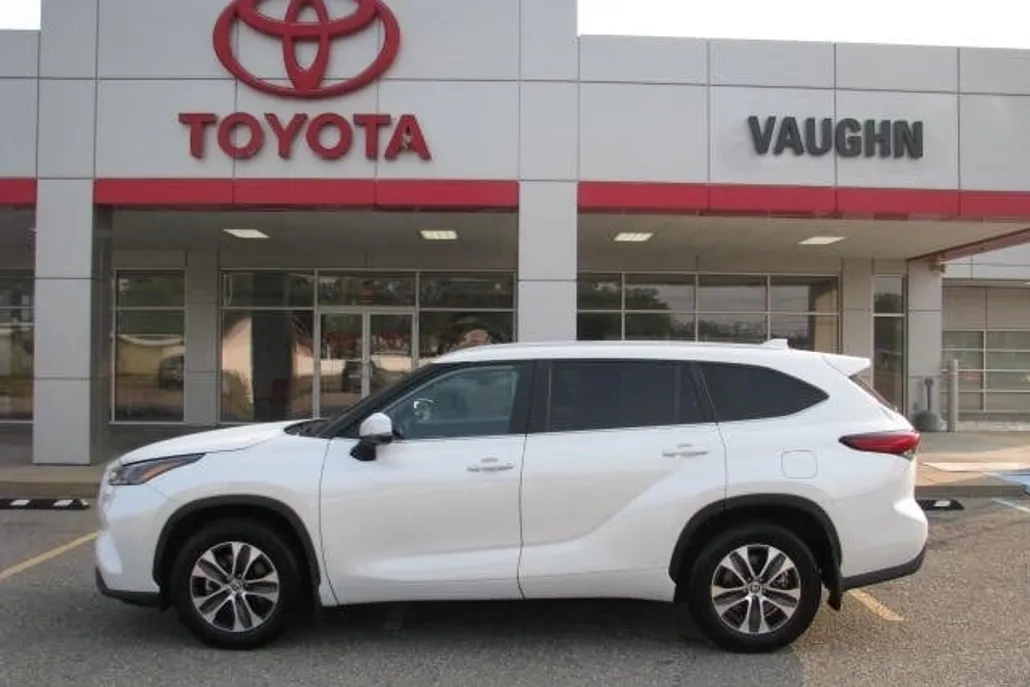 2023 Toyota Highlander XLE photo 1