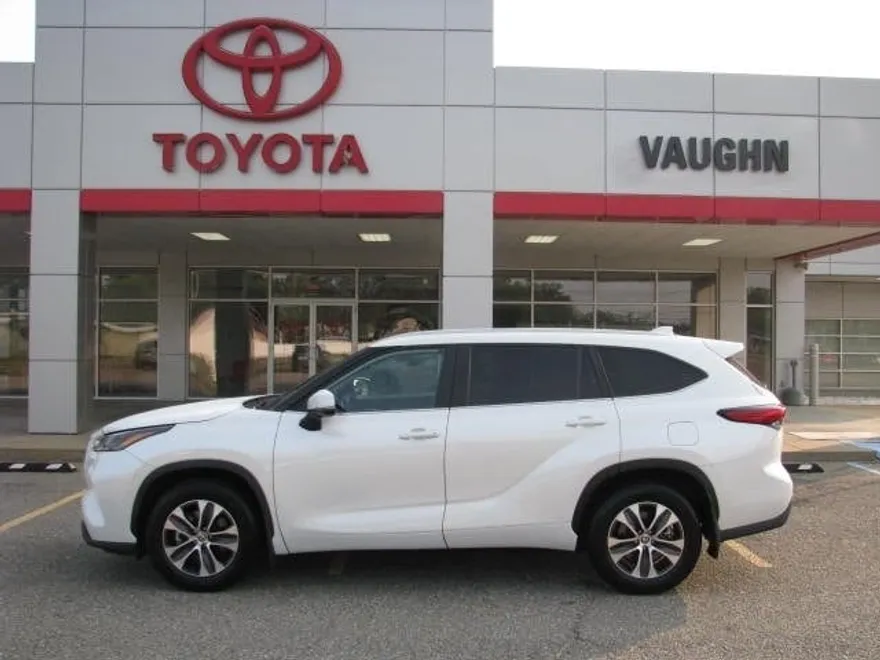 2023 Toyota Highlander XLE photo 1
