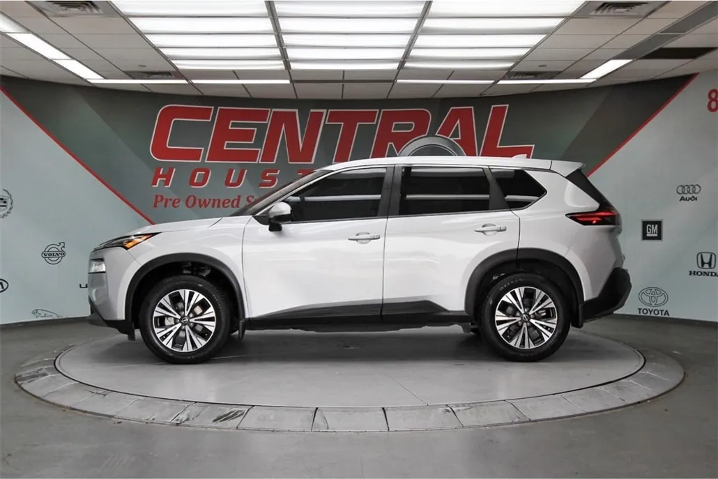 2022 Nissan Rogue SV photo 1