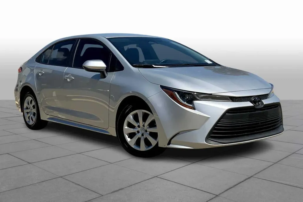 2023 Toyota Corolla LE photo 1