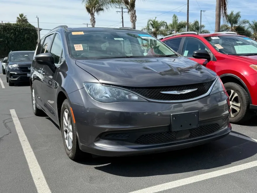 2021 Chrysler Voyager LXi photo 1