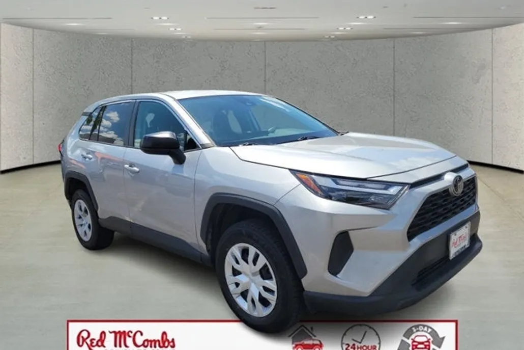 2023 Toyota RAV4 LE photo 1