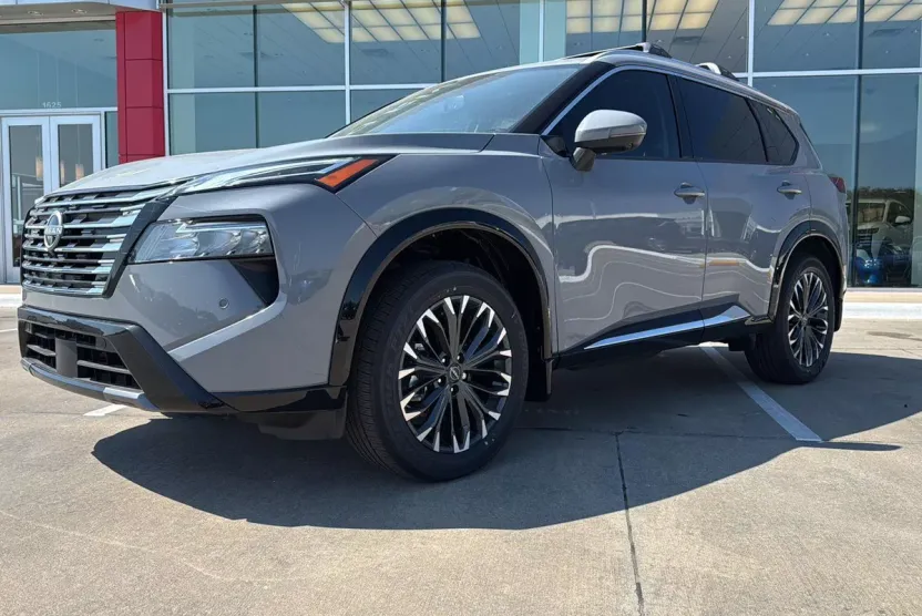 2025 Nissan Rogue Platinum photo 1