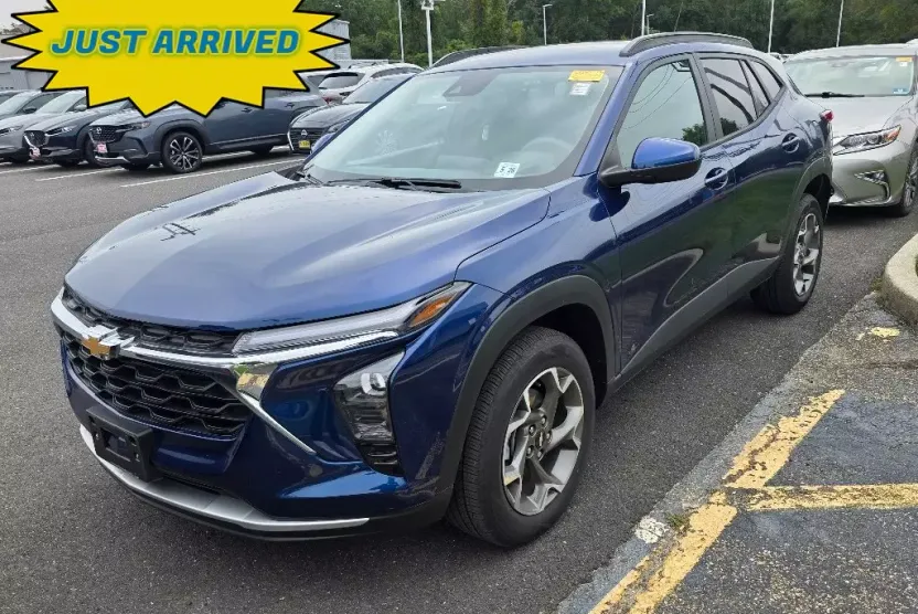 2024 Chevrolet Trax LT photo 1
