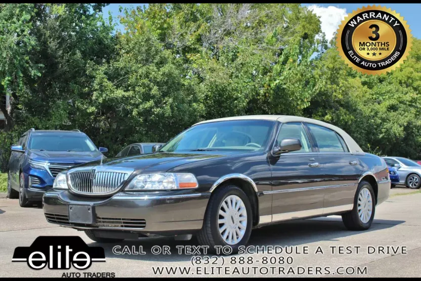2005 Lincoln Town Car Signature photo 1