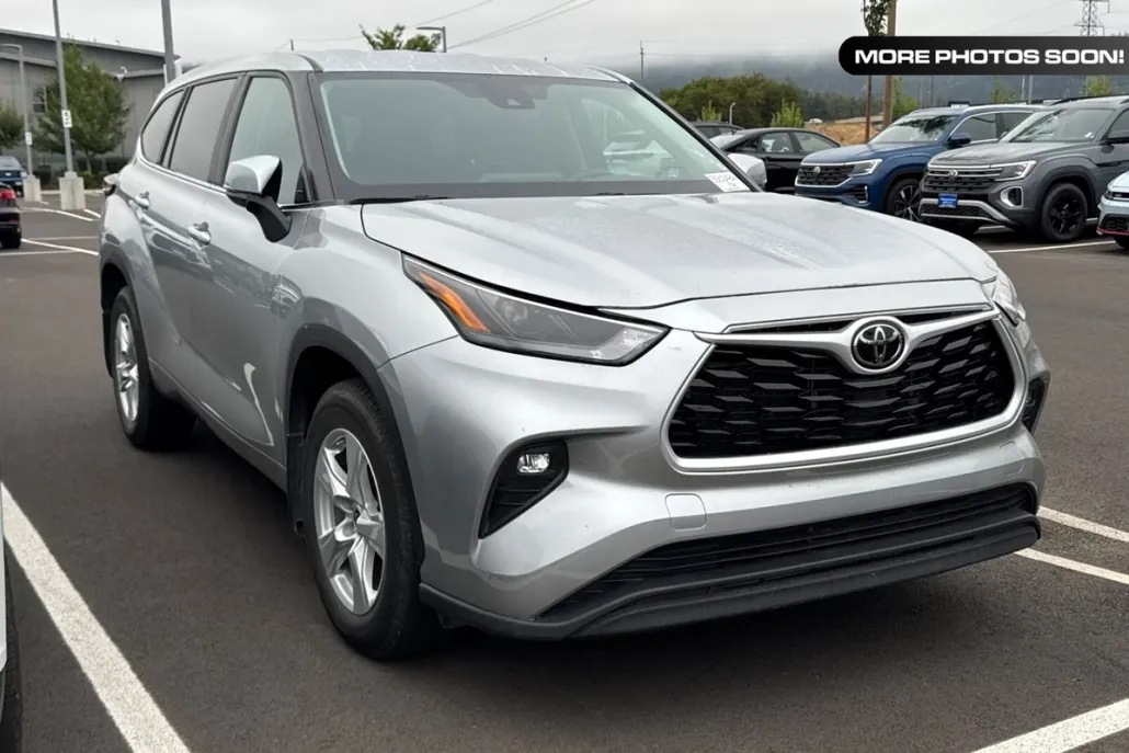 2024 Toyota Highlander LE photo 1
