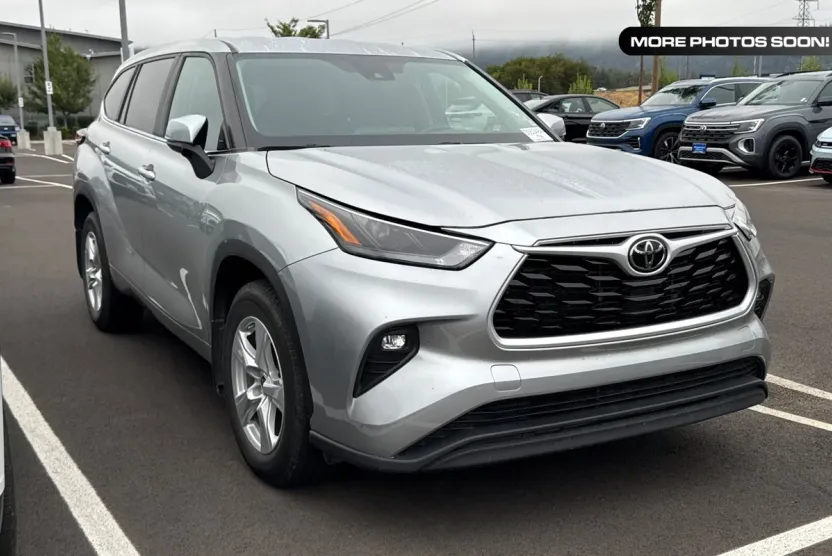2024 Toyota Highlander LE photo 1