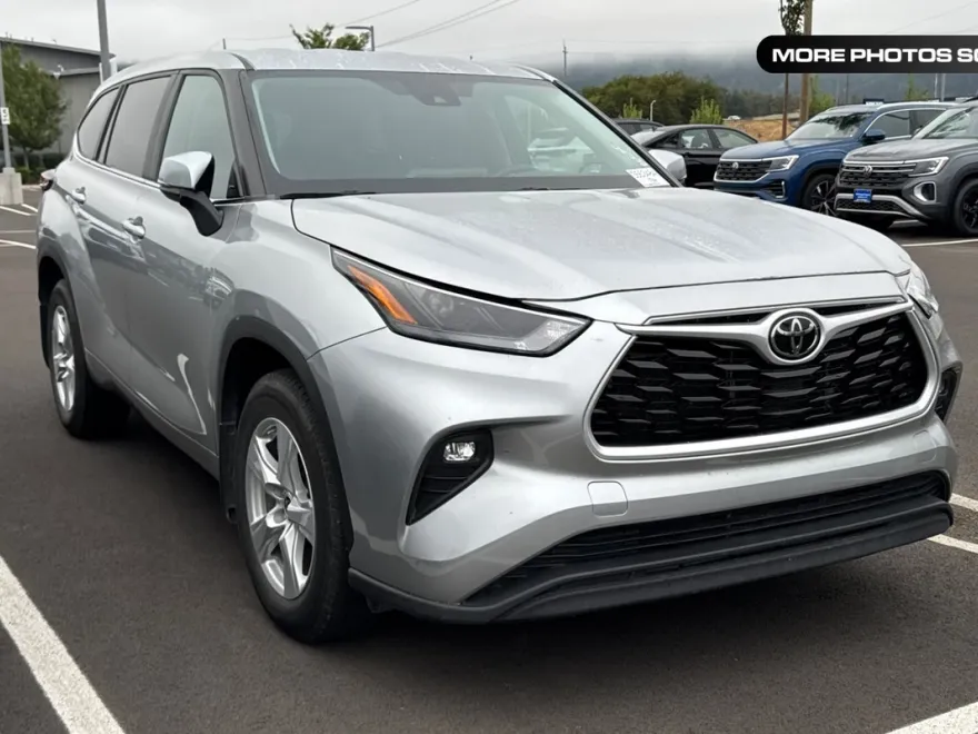 2024 Toyota Highlander LE photo 1