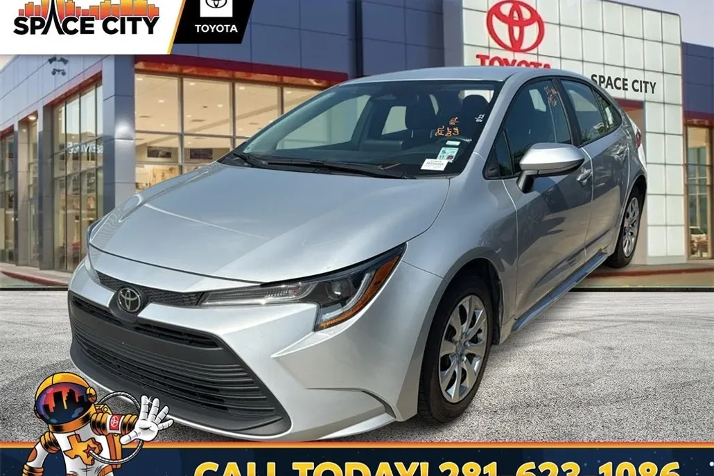 2024 Toyota Corolla LE photo 1