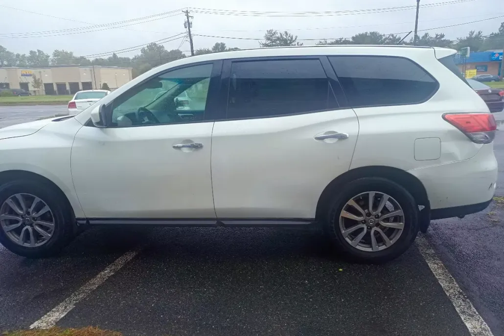 2015 Nissan Pathfinder S photo 1