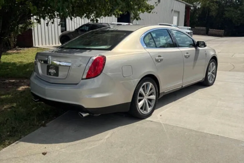 2009 Lincoln MKS photo 1