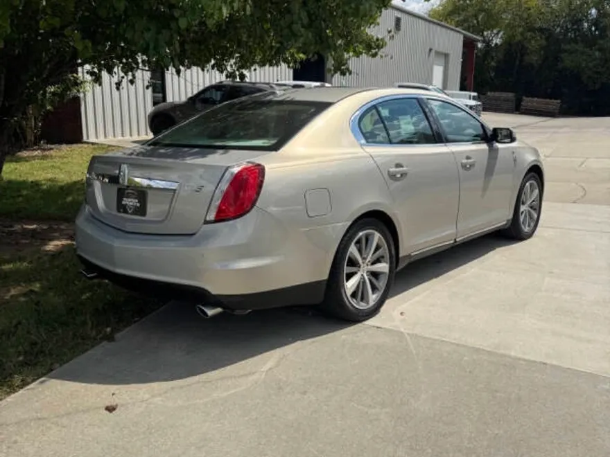 2009 Lincoln MKS photo 1