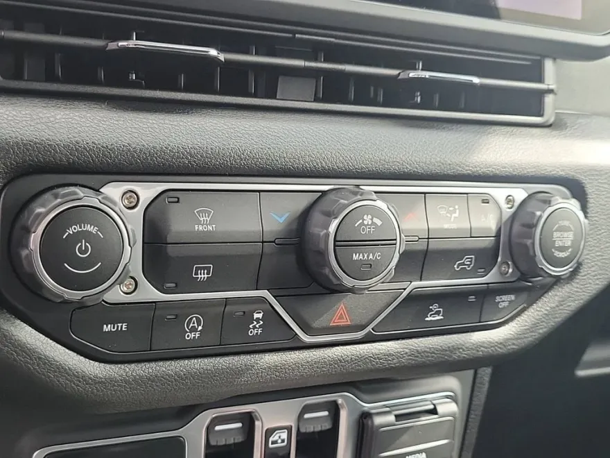 2025 Jeep Gladiator photo 17