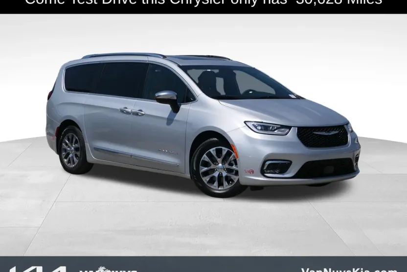 2023 Chrysler Pacifica Hybrid Pinnacle photo 1