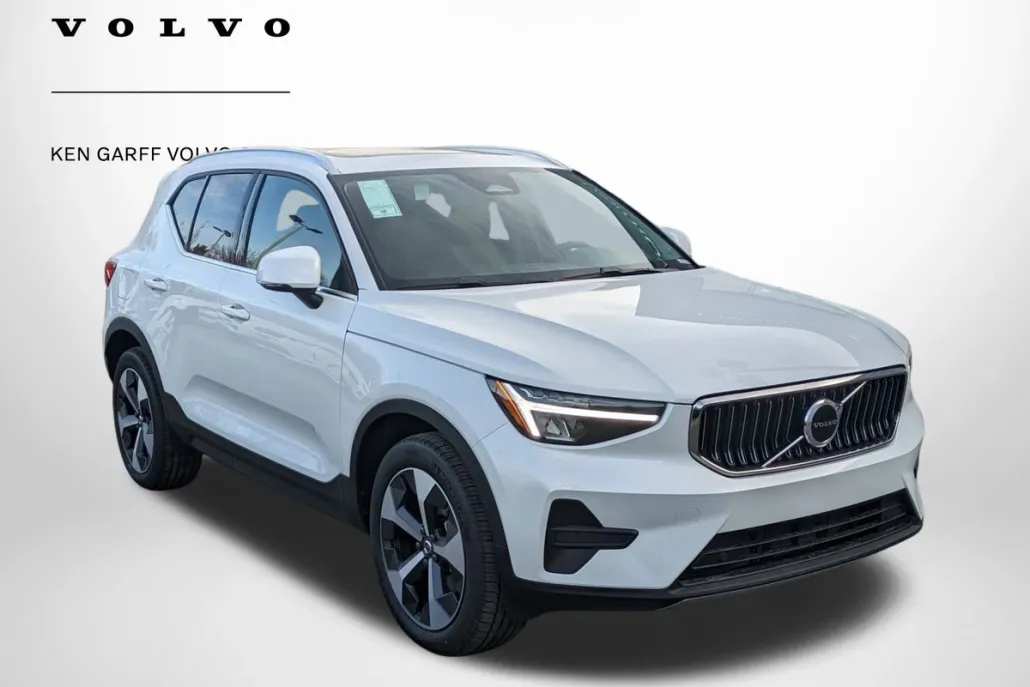 2025 Volvo XC40 Core photo 1