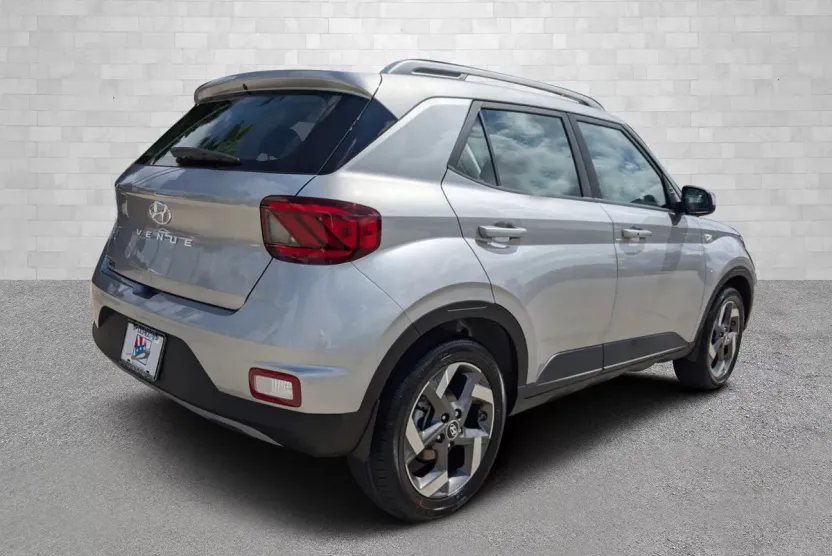 2025 Hyundai Venue SEL photo 1