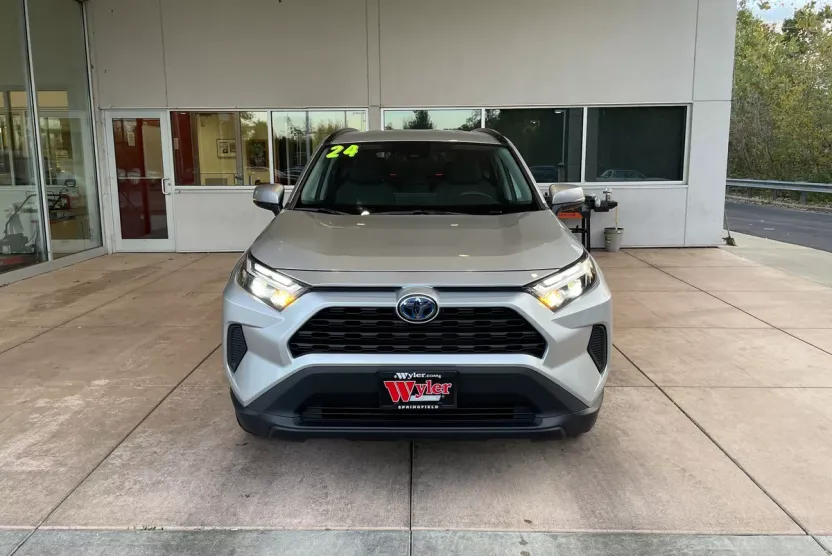 2024 Toyota RAV4 Hybrid XLE photo 1