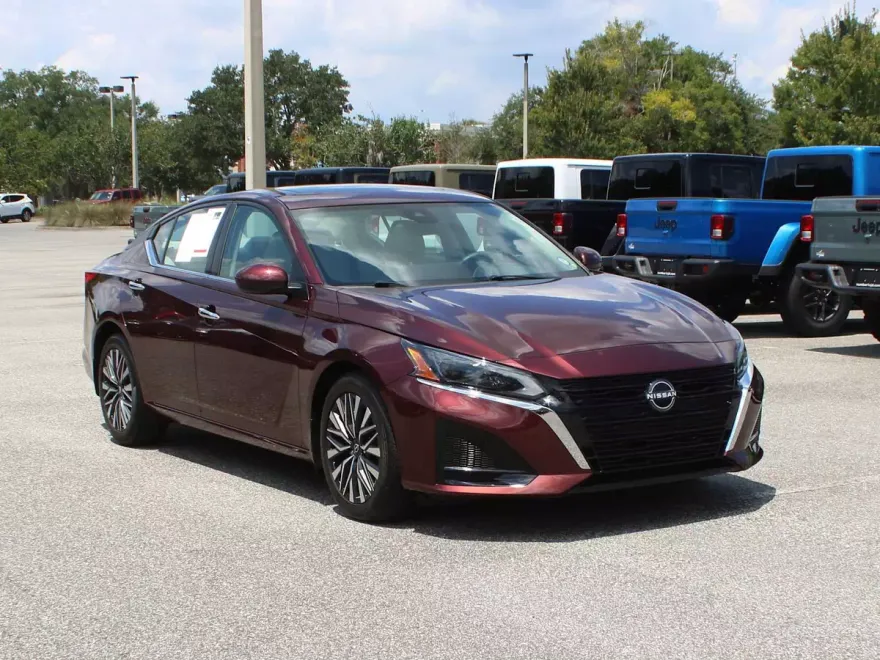 2023 Nissan Altima 2.5 SV photo 1