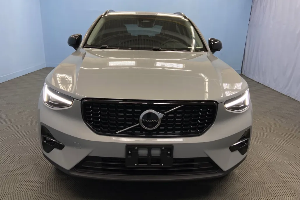 2026 Volvo XC40 photo 1