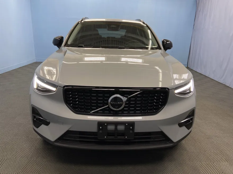 2026 Volvo XC40 photo 1