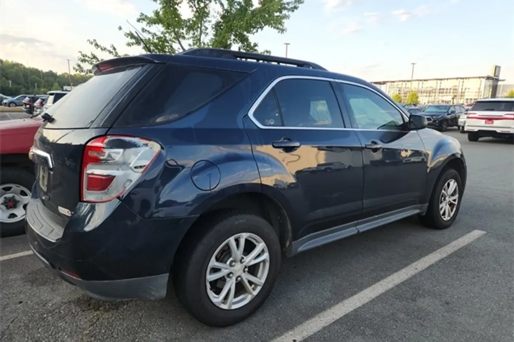 2017 Chevrolet Equinox LT photo 1