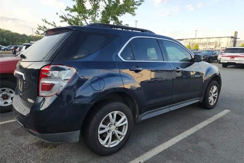 2017 Chevrolet Equinox LT photo 1