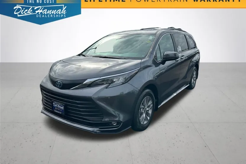 2025 Toyota Sienna XLE photo 1
