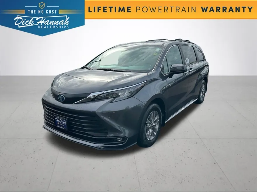 2025 Toyota Sienna XLE photo 1
