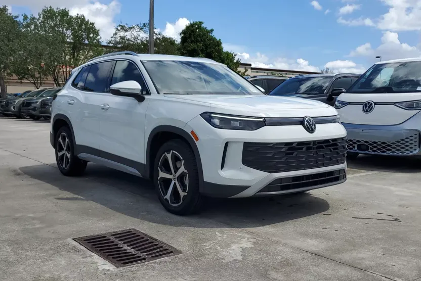2025 Volkswagen Tiguan SE photo 1