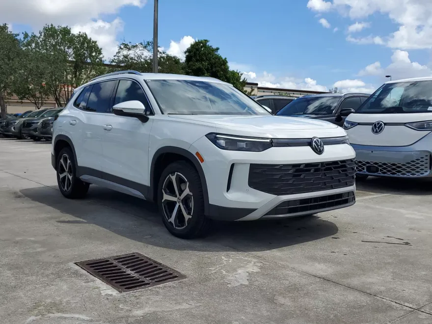 2025 Volkswagen Tiguan SE photo 1