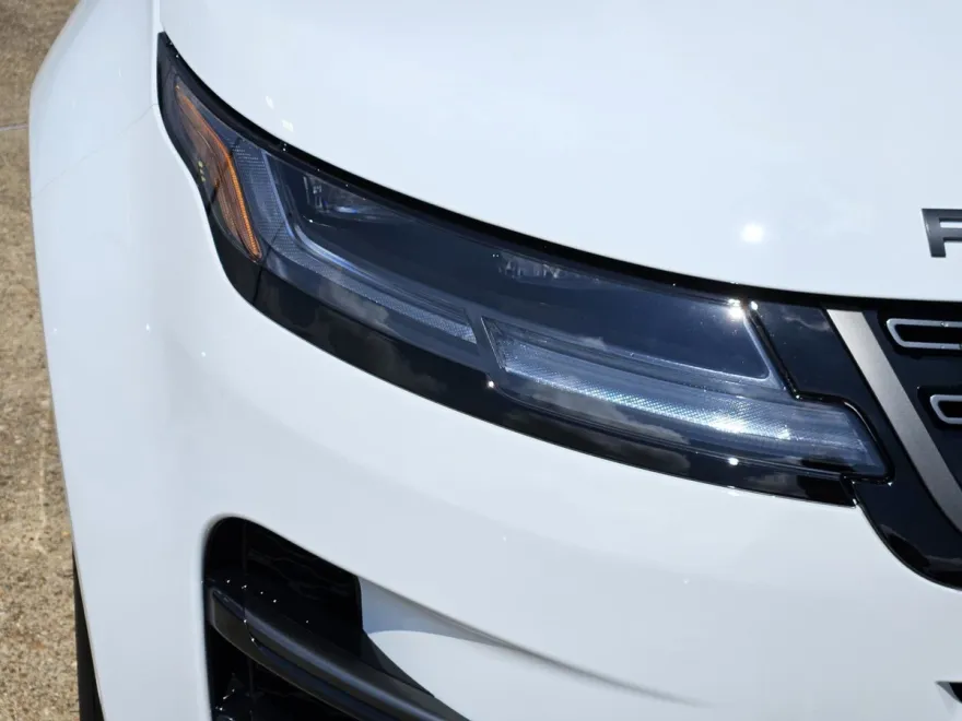 2026 Land Rover Range Rover Evoque Dynamic SE photo 1