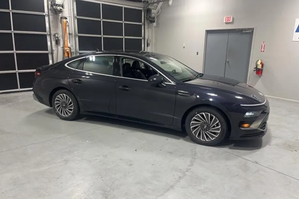 2025 Hyundai Sonata Hybrid Limited photo 1