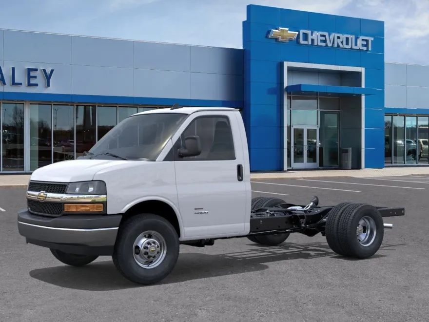 2025 Chevrolet Express 3500 Cutaway Van photo 1