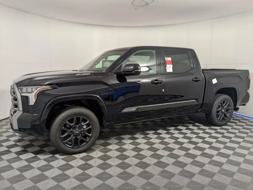 2025 Toyota Tundra Platinum CrewMax photo 1