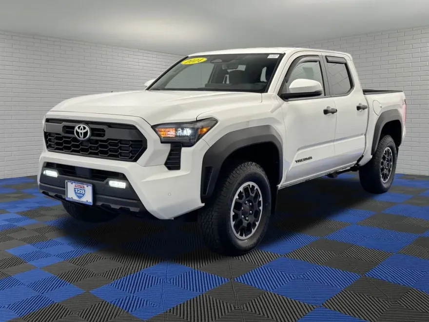 2024 Toyota Tacoma SR5 photo 1