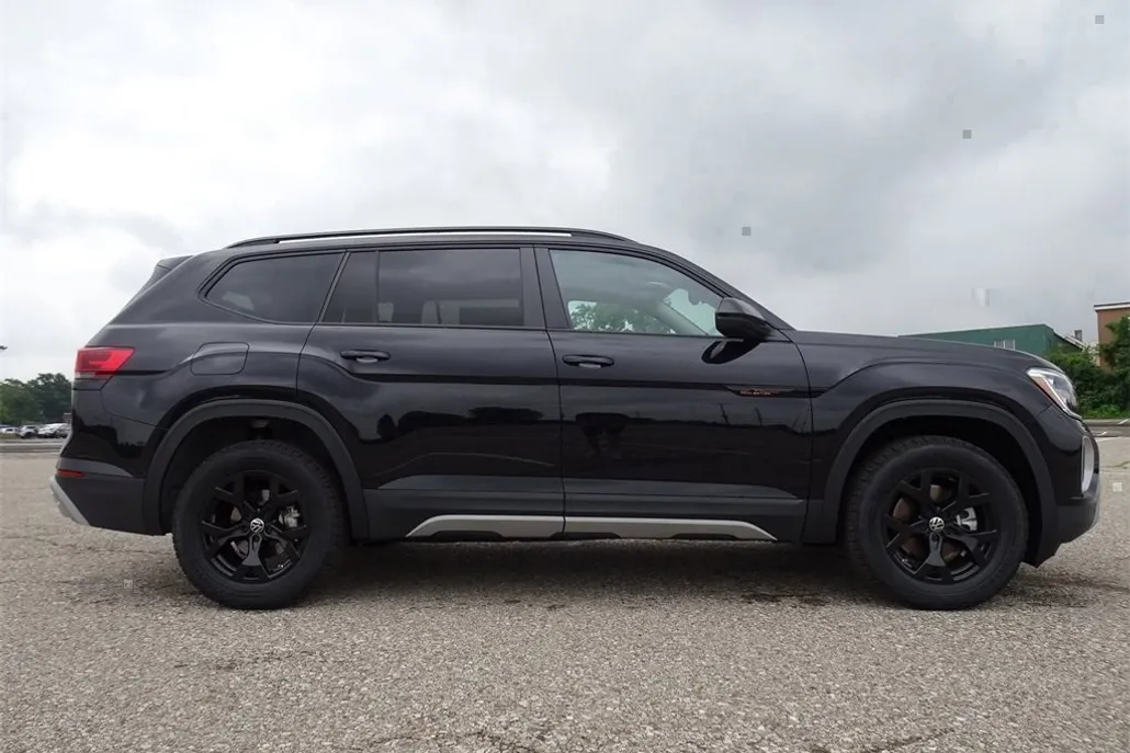 2025 Volkswagen Atlas Peak Edition SE photo 1