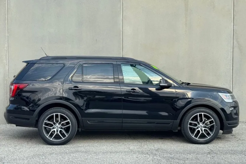 2019 Ford Explorer Sport photo 1