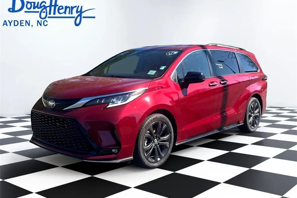 2022 Toyota Sienna XSE photo 1