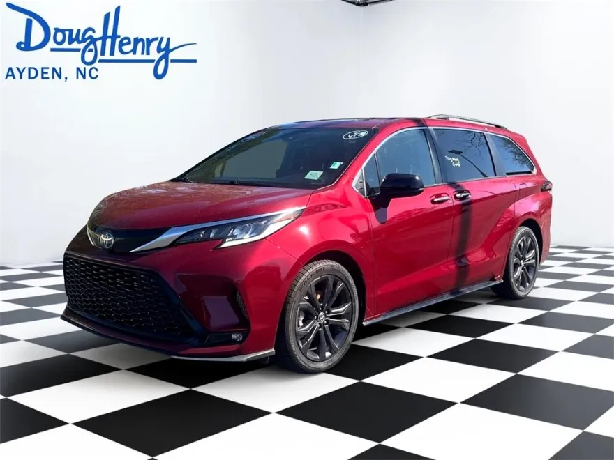 2022 Toyota Sienna XSE photo 1