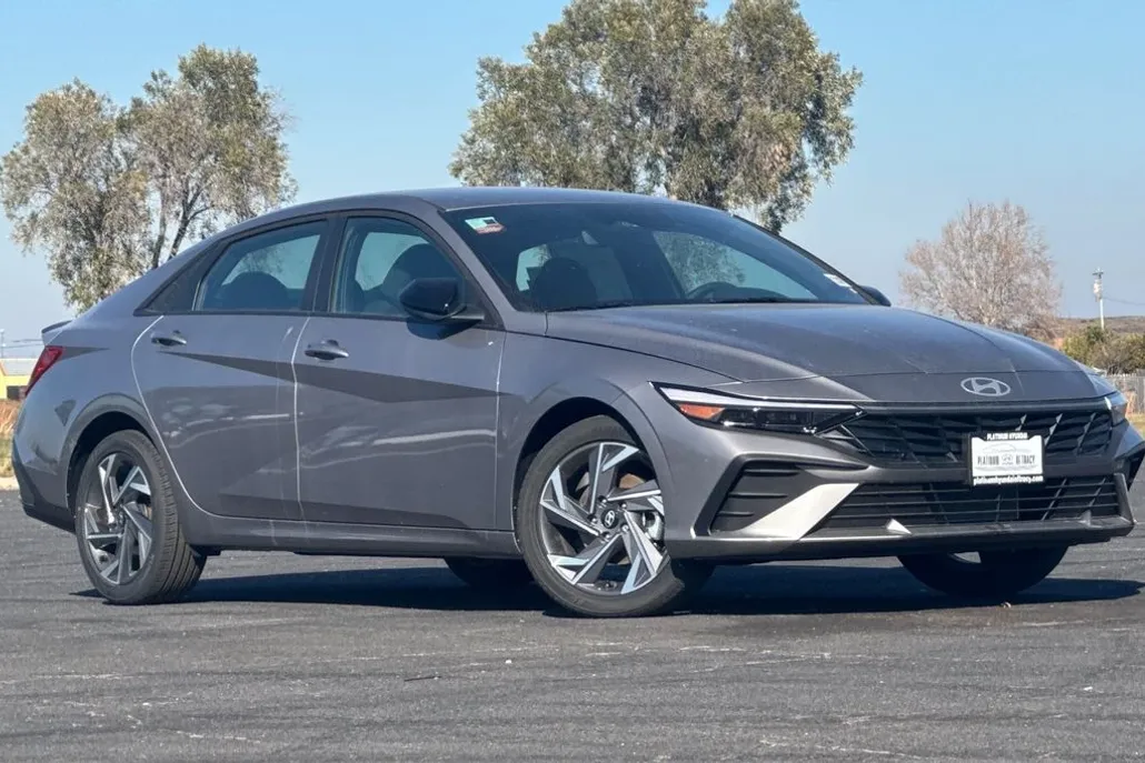 2025 Hyundai Elantra SEL Sport photo 1
