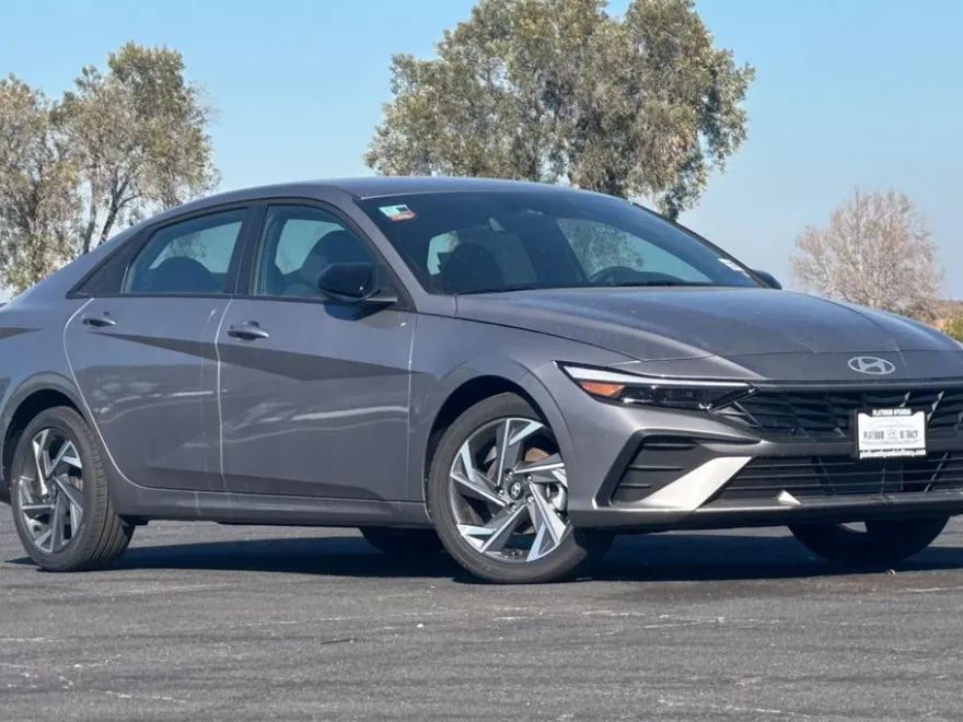 2025 Hyundai Elantra SEL Sport photo 1