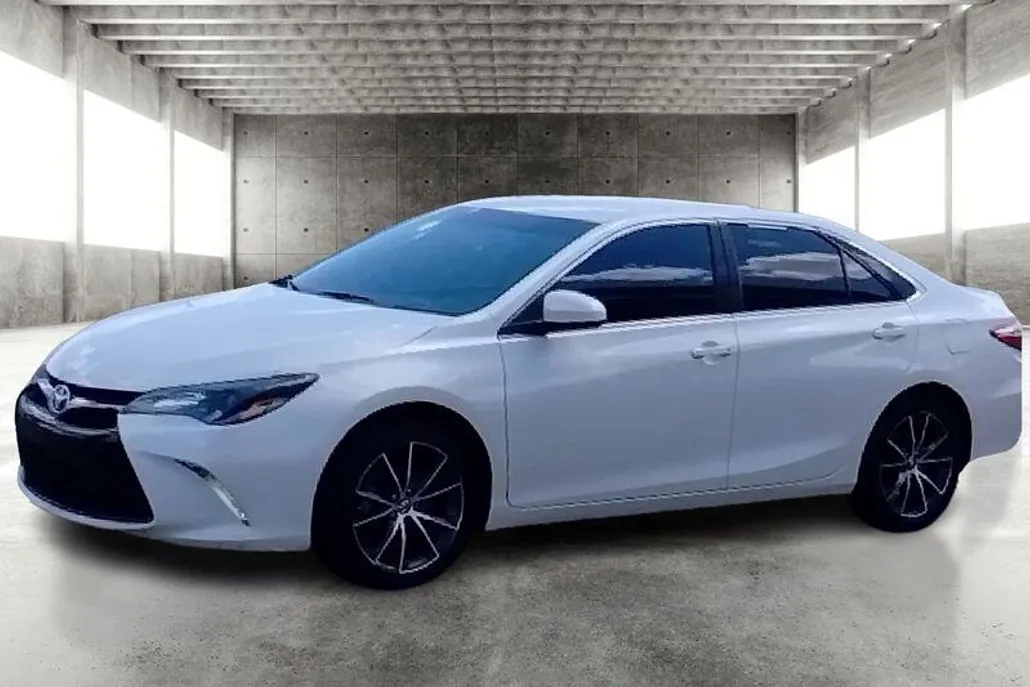 2017 Toyota Camry LE photo 1