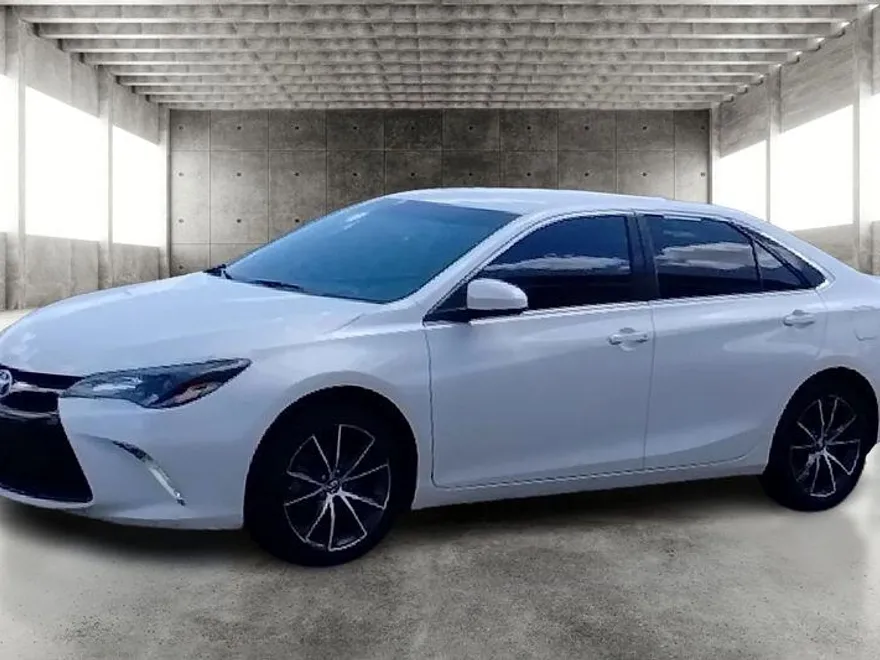 2017 Toyota Camry LE photo 1