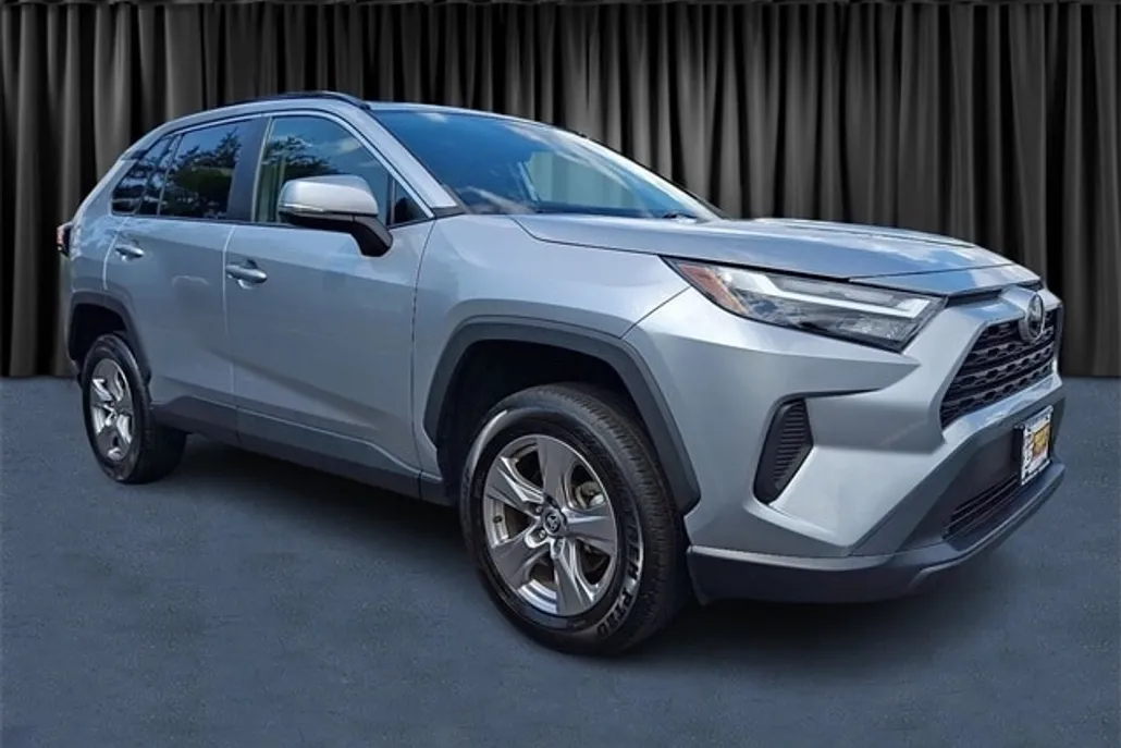 2023 Toyota RAV4 XLE photo 1