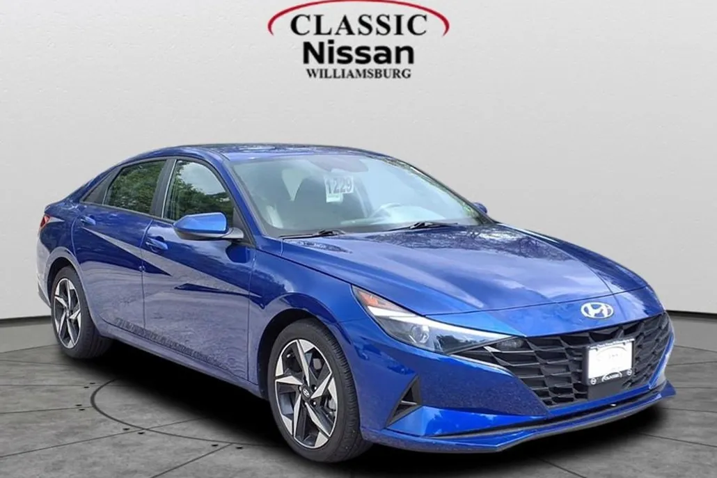 2023 Hyundai Elantra SEL photo 1