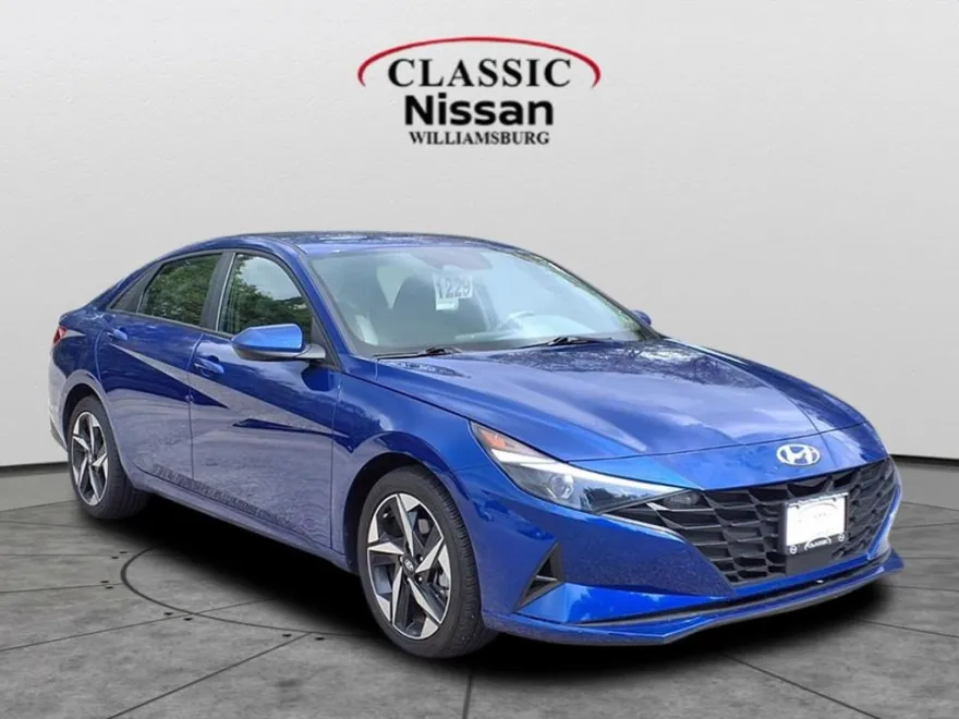2023 Hyundai Elantra SEL photo 1