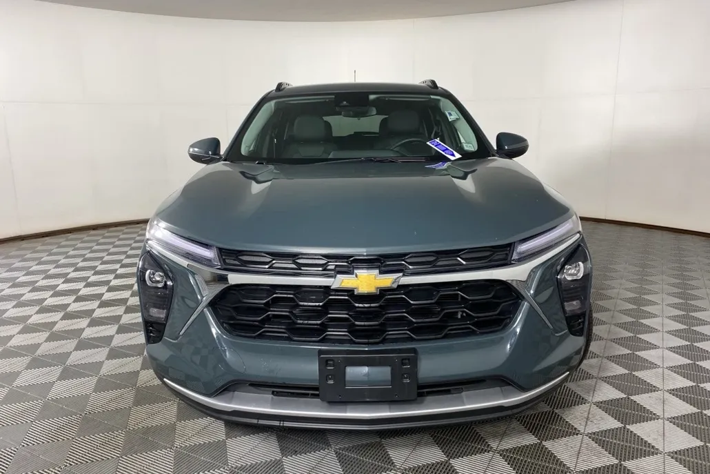 2025 Chevrolet Trax LT photo 1