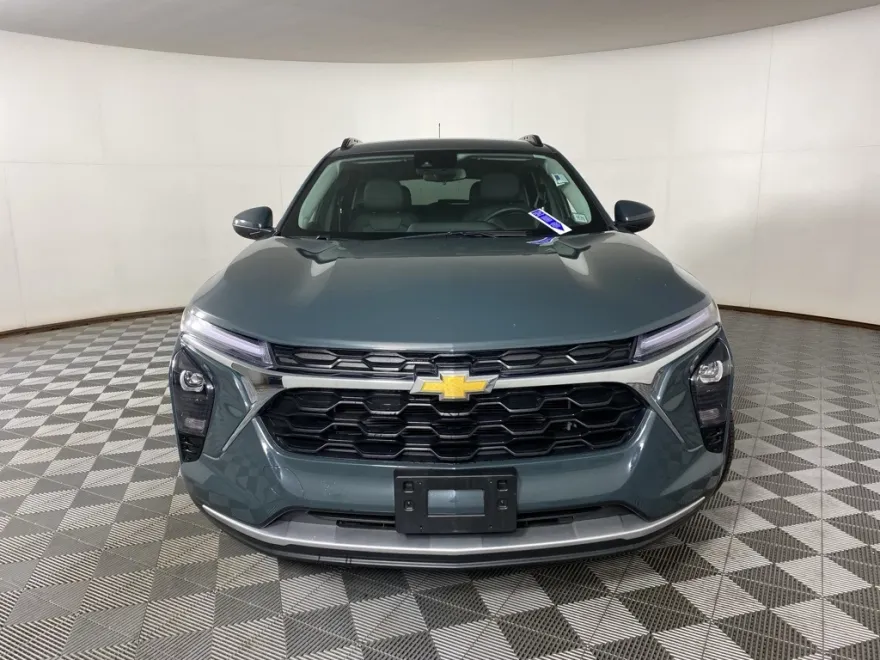 2025 Chevrolet Trax LT photo 1